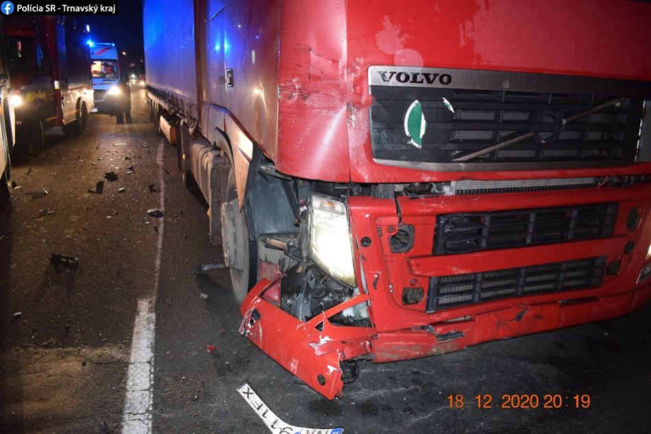 Ilustračný obrázok k článku Hrozivá nehoda: Vodič strhol volant priamo pred rútiaci sa kamión, FOTO