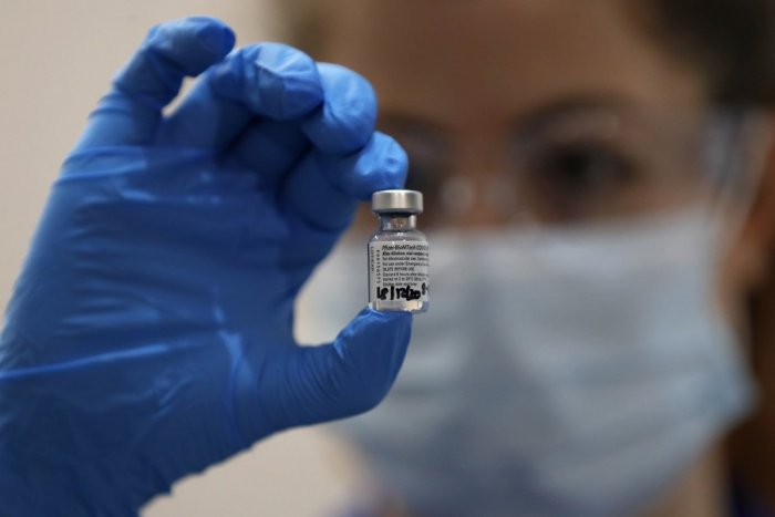 Ilustračný obrázok k článku Čo sa deje s vakcínou? Francúzsko PODOZRIVO zatiahlo ručnú brzdu pri očkovaní