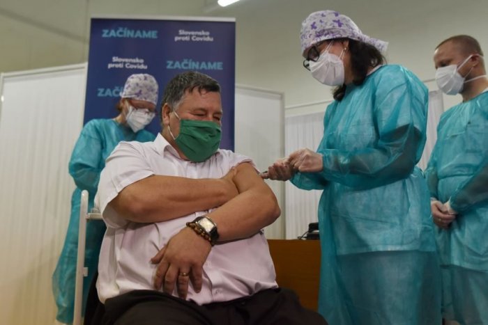 Ilustračný obrázok k článku Už rok sa na Slovensku OČKUJE proti covidu: SPOMÍNATE, prvú vakcínu pichli Krčmérymu! FOTO