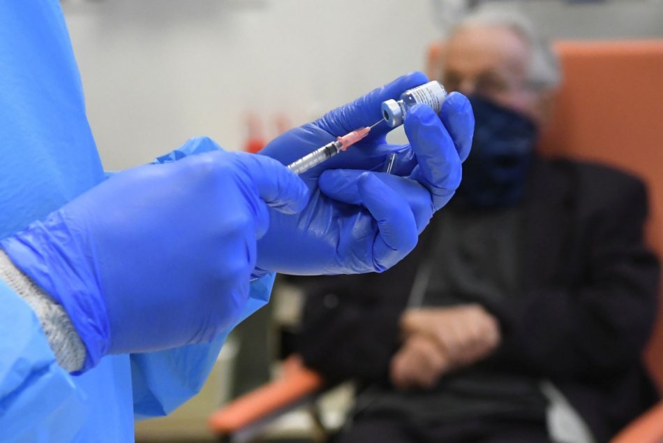 Ilustračný obrázok k článku Výjazdová služba Fakultnej nemocnice v Trenčíne ide očkovať do sociálneho centra
