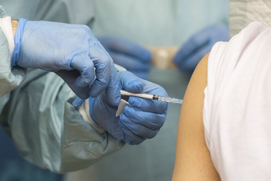 Ilustračný obrázok k článku Očkovanie proti COVID-19 bez registrácie ponúka 6 nemocníc v Trenčianskom kraji