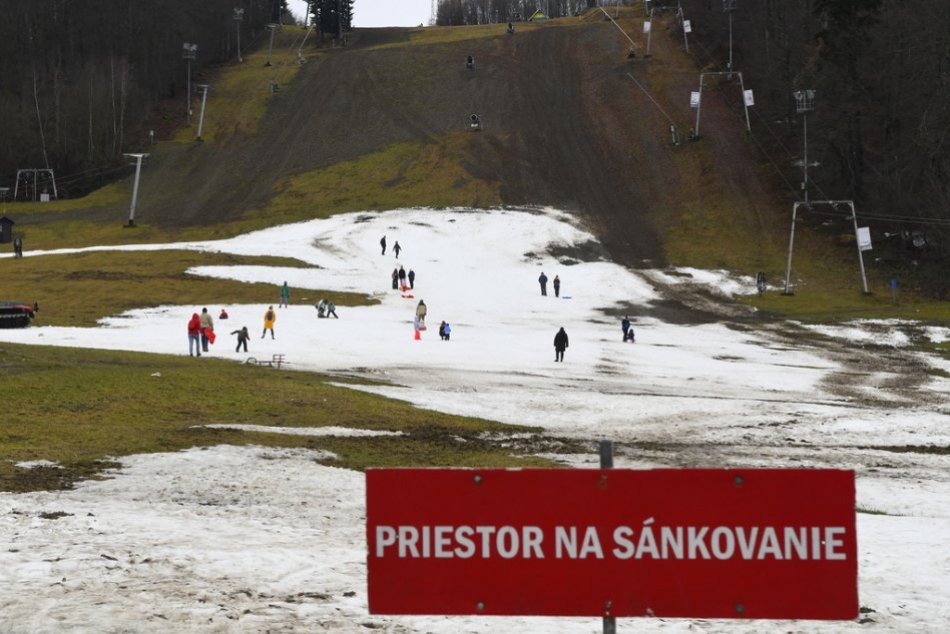 Ilustračný obrázok k článku Sezóna na Jahodnej je zatiaľ veľmi slabá. Snehu aj lyžiarov je málo, FOTO