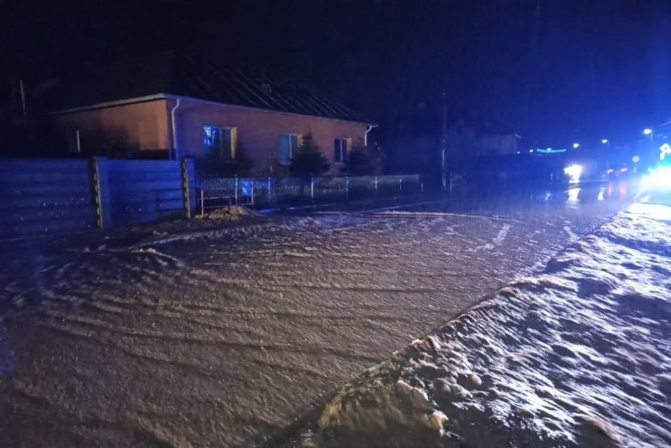 Ilustračný obrázok k článku Obce v Sninskom okrese bojujú so záplavami. Voda zaliala cesty, záhrady aj pivnice, FOTO