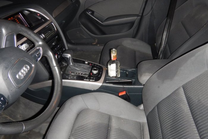 Ilustračný obrázok k článku Vodič z Brezna sa skutočne vyznamenal: Fľaša priamo v aute, TAKTO to dopadlo! FOTO
