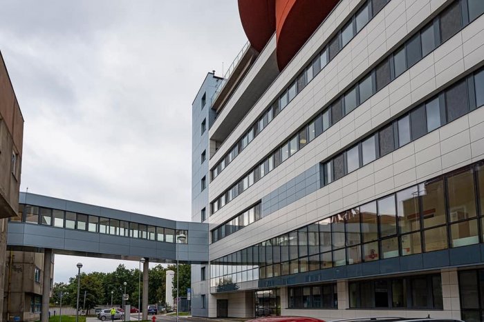 Ilustračný obrázok k článku Koronavírus úraduje aj u zdravotníkov v NÚSCH! Mimo služby je skoro 50 pracovníkov