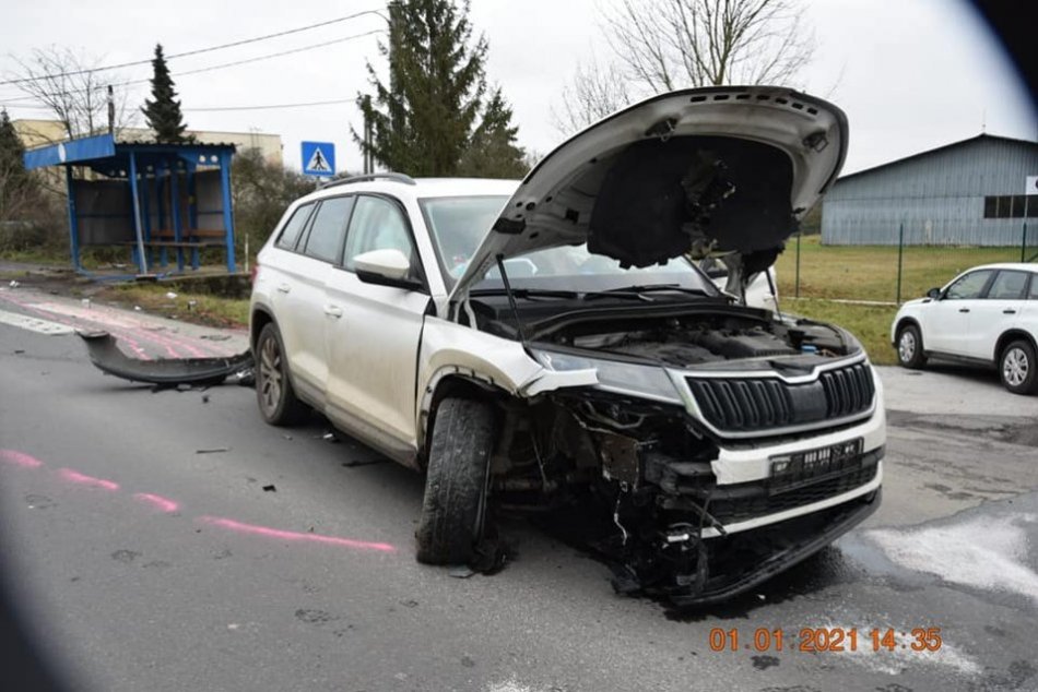 Ilustračný obrázok k článku Hrozivé zábery z nehody v Lučenci: Pri zrážke áut sa zranili 3 osoby, FOTO