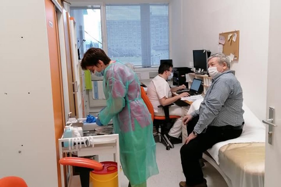 Ilustračný obrázok k článku Boj proti COVID-19 sa rozbieha: V Bystrici začali očkovať na ďalšom mieste, FOTO