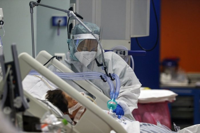 Ilustračný obrázok k článku Nemocnice sú prázdnejšie: Na umelej pľúcnej ventilácii sú aj plne zaočkovaní