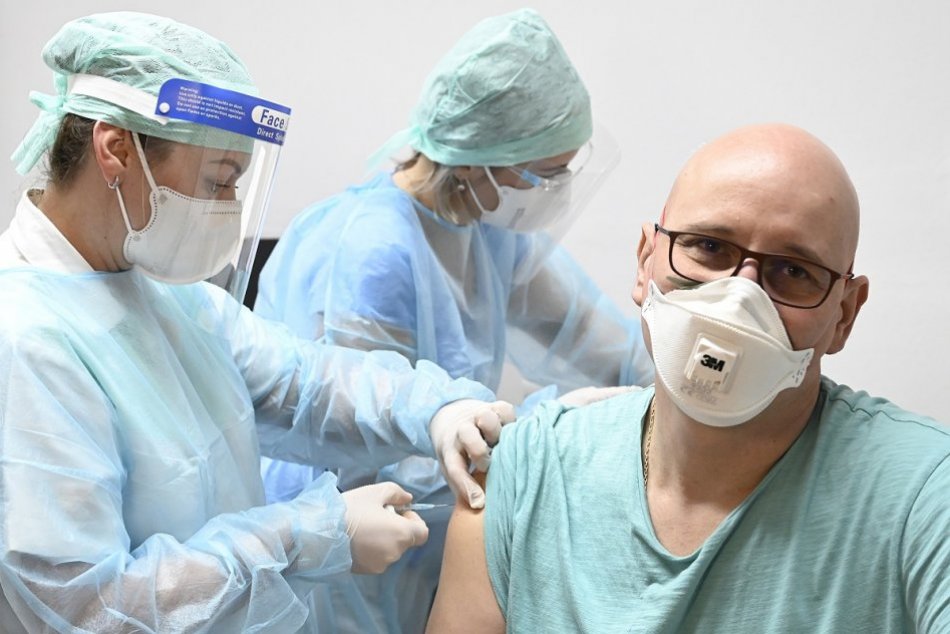 Ilustračný obrázok k článku Vo Fakultnej nemocnici Trenčín zaočkovali vyše 2 000 ľudí: Kto dostal vakcínu?