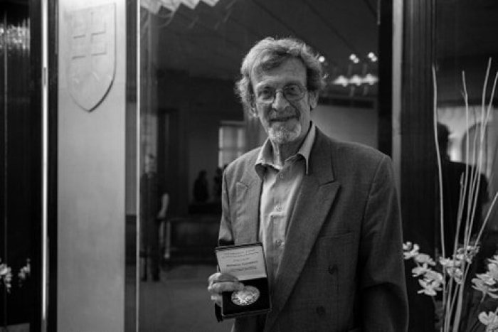 Ilustračný obrázok k článku Slovensko zasiahla smutná správa: Zomrela rozhlasová legenda Michal Tvarožek