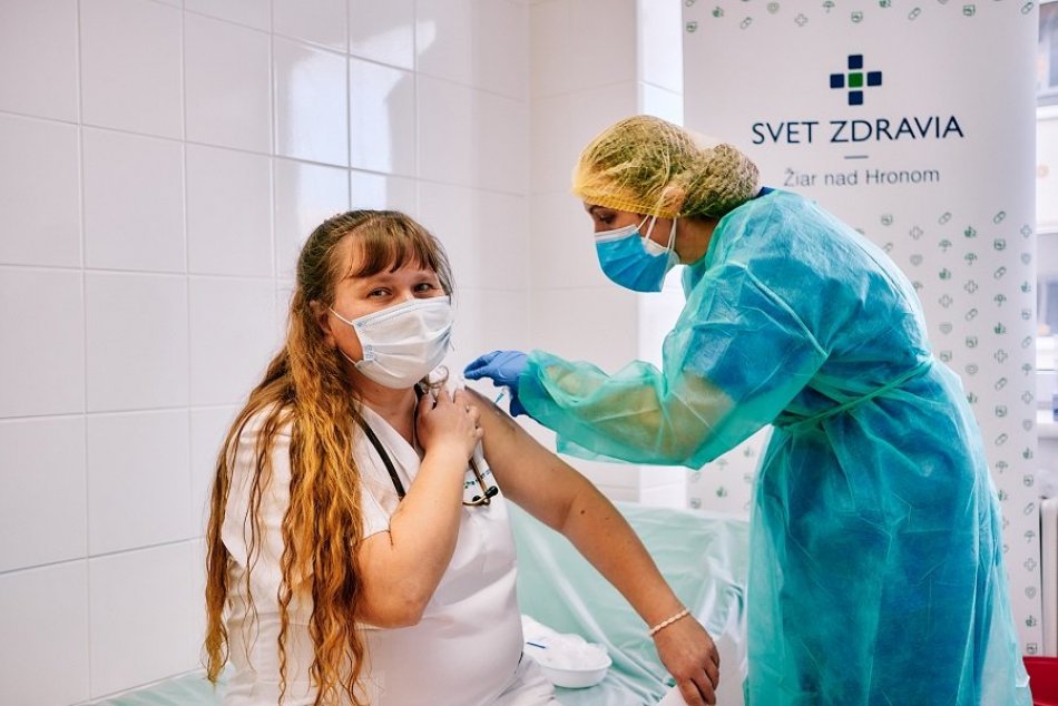 Ilustračný obrázok k článku Očkovanie už odštartovalo aj v Žiari: ZÁBERY priamo z nemocnice