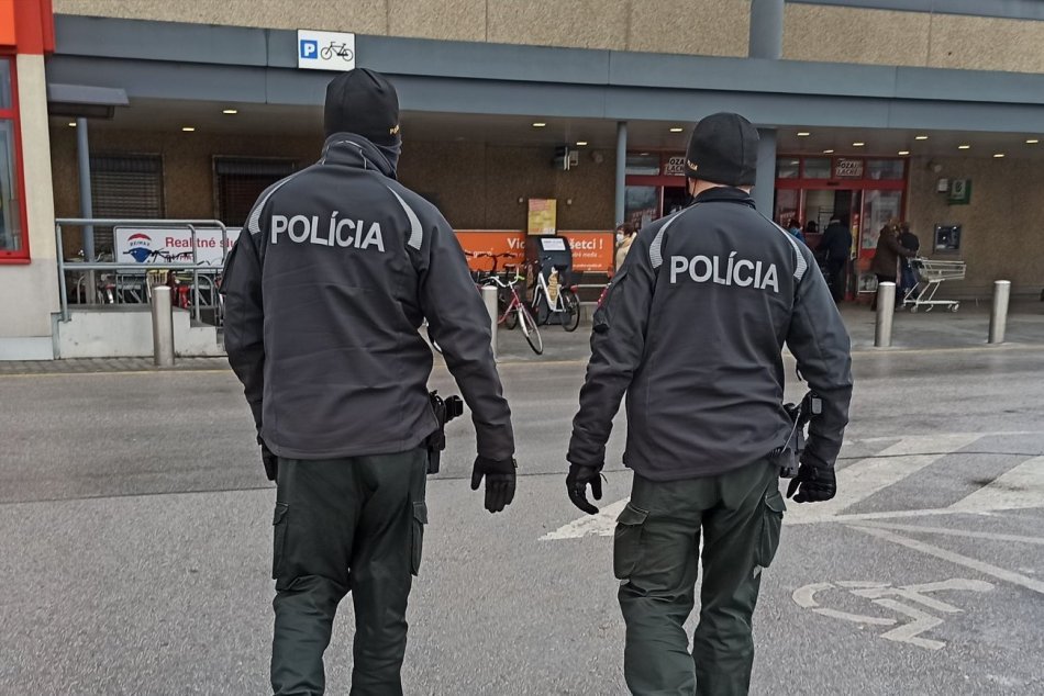 Ilustračný obrázok k článku Kontrolujú opatrenia: Polícia vyrazila do trenčianskych ulíc, FOTO