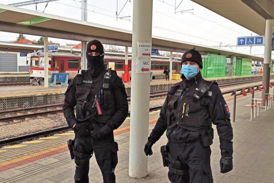 Ilustračný obrázok k článku Polícia na trenčianskej stanici: Zamerali sa nielen na nosenie rúšok, FOTO