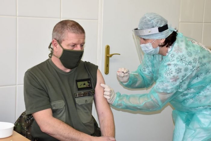Ilustračný obrázok k článku ZÁBERY z očkovania v Ružomberku: Prvú vakcínu dostal riaditeľ nemocnice
