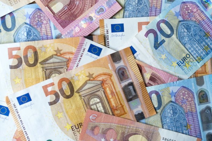 Ilustračný obrázok k článku Nervozita medzi Čechmi rastie: Z bánk vyberajú eurá, doláre aj franky