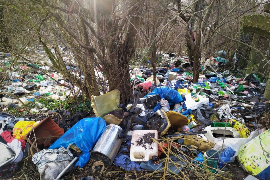Ilustračný obrázok k článku Otrasný pohľad: Pri obľúbenej prechádzkovej trase vznikla obrovská skládka odpadu