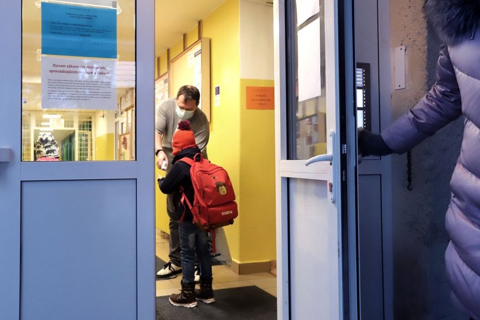 Ilustračný obrázok k článku Zákaz otvorenia škôl v okrese Bánovce nad Bebravou: Ktorých sa to presne týka?