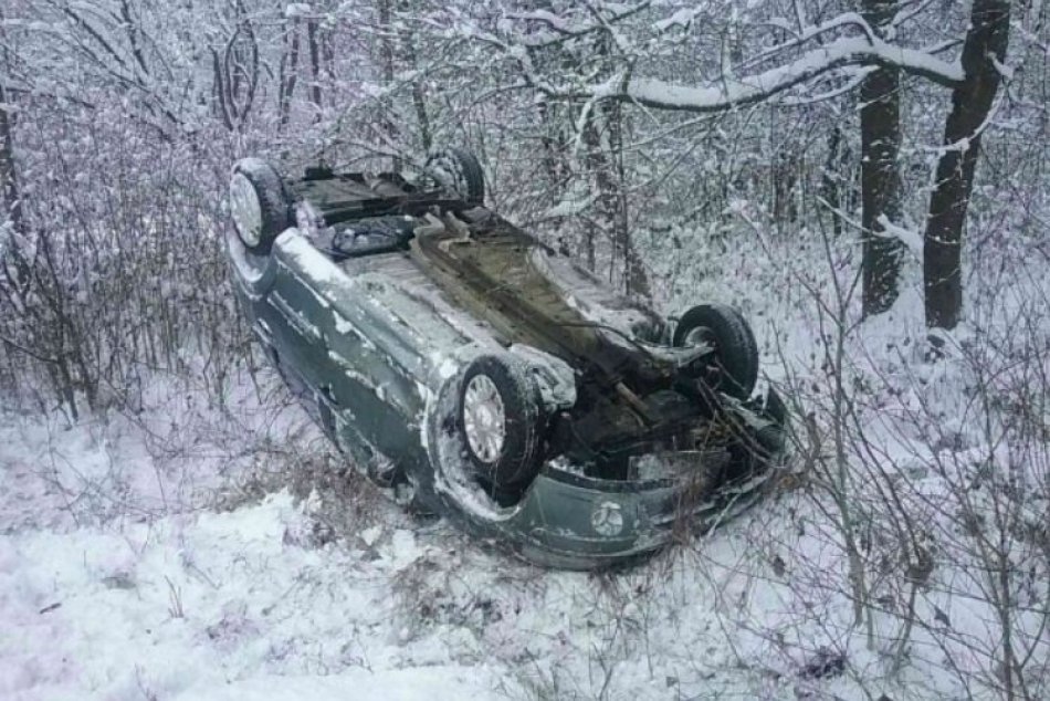 Ilustračný obrázok k článku Nehoda pri Jasenici: Vodička skončila s autom mimo cesty a na streche, FOTO