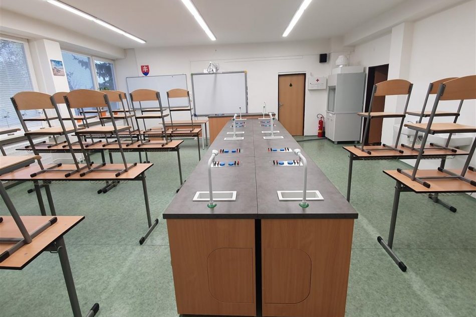 Ilustračný obrázok k článku Dokončili projekt na Nábrežnej: Škola získala modernú chemickú učebňu, FOTO
