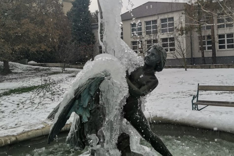 Ilustračný obrázok k článku Bratislavská ĽADOVÁ fontána: Táto kráska strieka vodu aj keď sneží