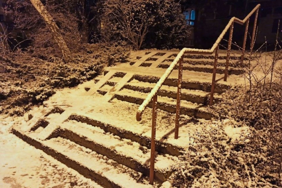 Ilustračný obrázok k článku Neodhrnuté chodníky a schody? Kritické úseky môžete nahlasovať mestu