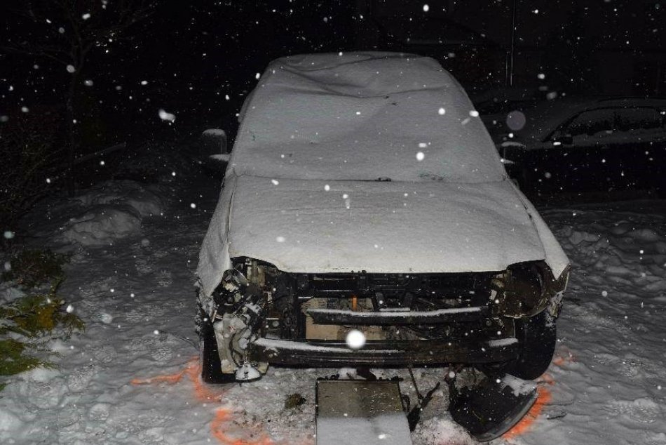 Ilustračný obrázok k článku Vodič pri Žarnovici podcenil sneh: Zrámoval značku, stĺp aj plot, FOTO