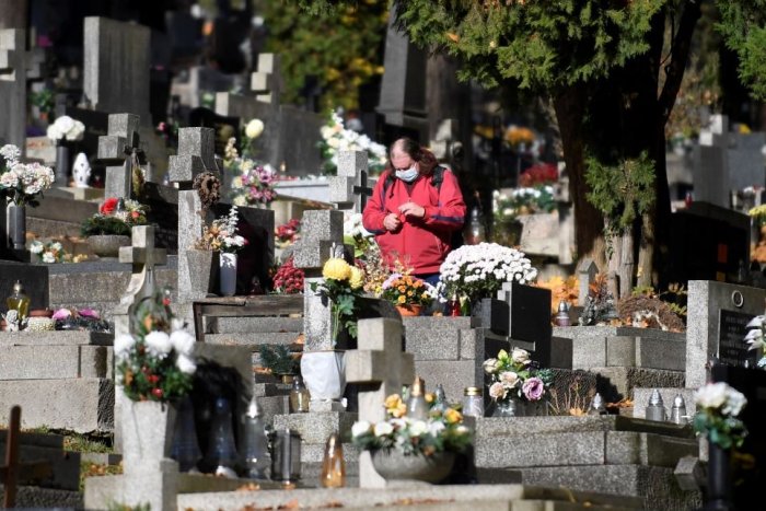 Ilustračný obrázok k článku Lučenec pripravuje cintoríny na Dušičky: Otvorené budú dlhšie, v AKÝCH časoch?