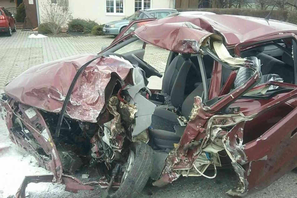 Ilustračný obrázok k článku Tragédia v okrese Prievidza: Zrážku áut a kamióna neprežil jeden človek, FOTO