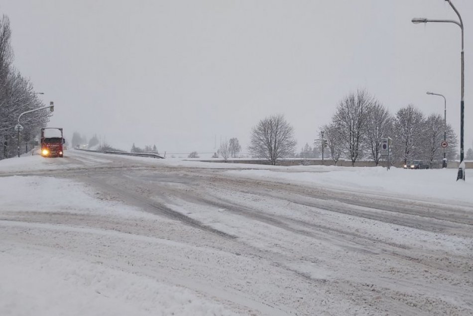 Ilustračný obrázok k článku Dopravu v okolí Prešova vo veľkom skúša sneh: Popadané stromy, aj kolóny s kamiónmi!