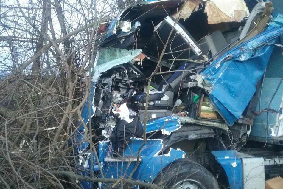 Ilustračný obrázok k článku Pri Zvolene sa zrazili kamióny a auto, cestu uzavreli: Na mieste sú zranení, FOTO