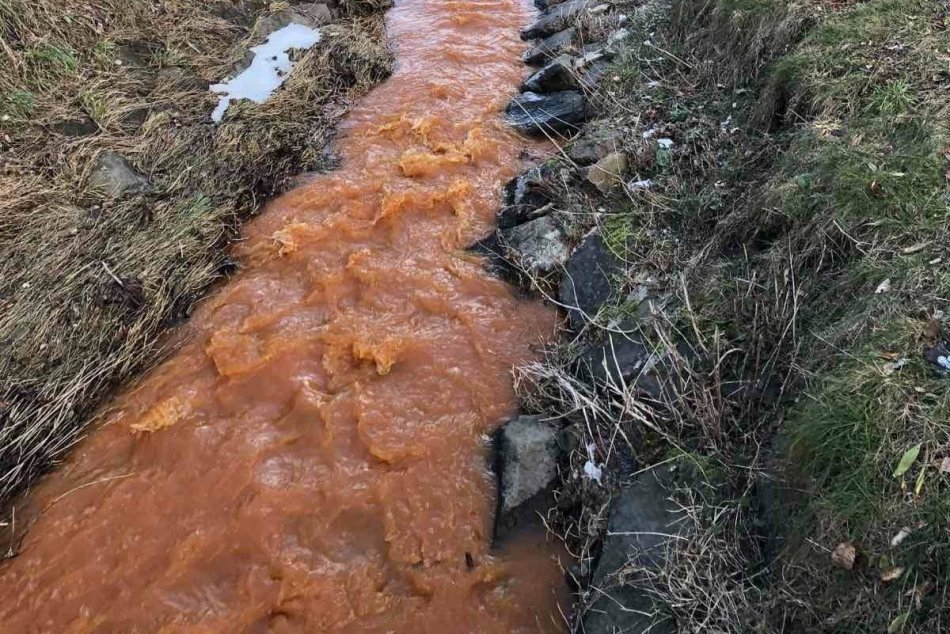 Ilustračný obrázok k článku Handlovka sa sfarbila do oranžova: Prečo sa to stalo a je voda nebezpečná? FOTO