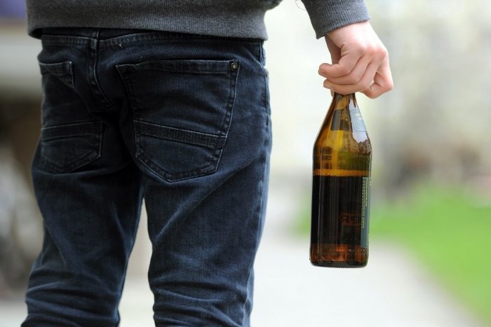 Ilustračný obrázok k článku Polícia rozdávala pokuty štamgastom popíjajúcim pivo: Nevynechala ani obľúbený podnik v Petržalke