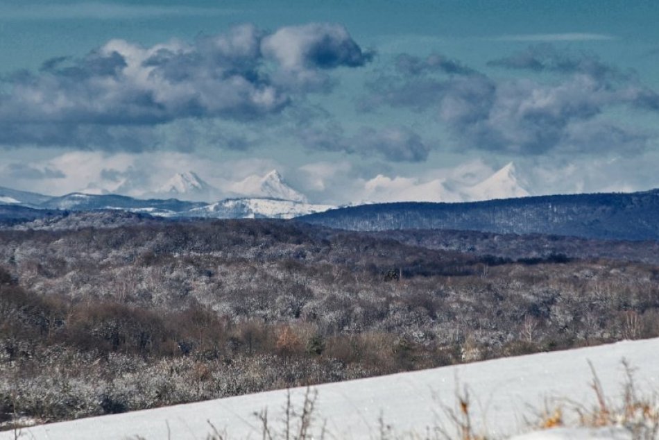 Ilustračný obrázok k článku Zamrznutá krása na FOTKÁCH: Známa planina neďaleko Rožňavy sa odela do bieleho
