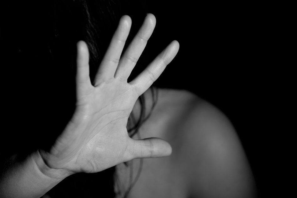 Ilustračný obrázok k článku OTRASNÝ prípad domáceho násilia: Muž nožom a nožnicami napadol manželku