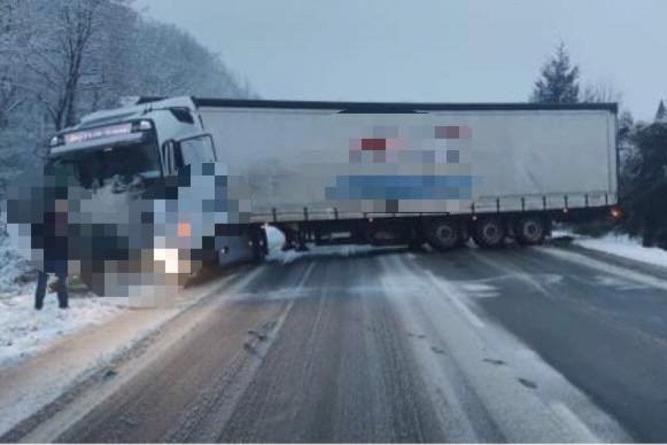 Ilustračný obrázok k článku Na ceste medzi Prievidzou a Žilinou sa skrížil kamión: S čím musia rátať vodiči?