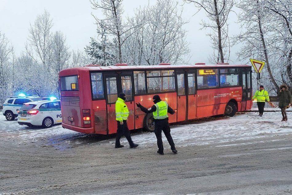 Ilustračný obrázok k článku Považskobystrické cesty dali vodičom zabrať: Polícia o nehode autobusu MHD, FOTO