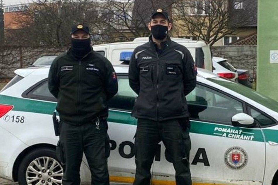 Ilustračný obrázok k článku Palec hore pre policajtov z Trenčína: Slogan pomáhať a chrániť naplnili do bodky!