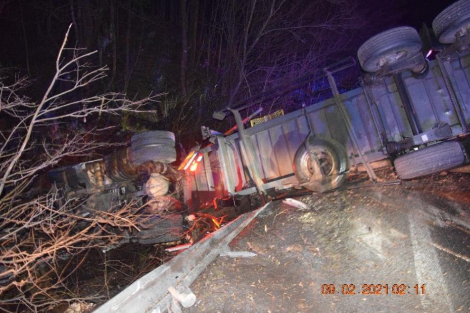 Ilustračný obrázok k článku Pri Bystrici došlo k hrozivo vyzerajúcej nehode: Kamión sa prevrátil na bok, FOTO