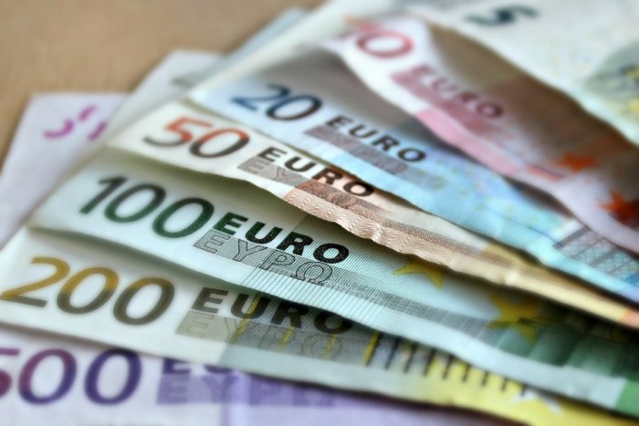 Ilustračný obrázok k článku Vláda schválila 100-eurové príspevky VIACERÝM skupinám osôb ohrozených infláciou