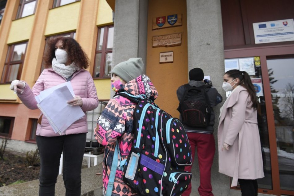 Ilustračný obrázok k článku V okrese Prievidza mierne klesol počet COVID ochorení: Školy sa môžu otvoriť