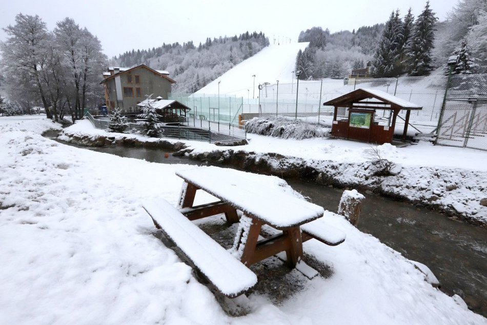 Ilustračný obrázok k článku Smutné zábery zo známeho strediska pri Bystrici: Hoci sneh nechýba, zíva prázdnotou, FOTO