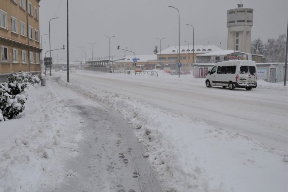 Ilustračný obrázok k článku Humenné pod snehom. Vietor a sneženie komplikujú dopravu, FOTO