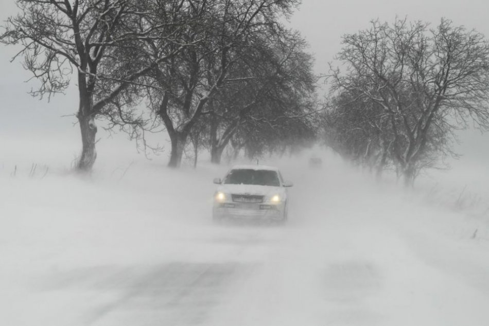 Ilustračný obrázok k článku Vodiči musia zvýšiť opatrnosť: Na cestách sa pre silný vietor tvoria snehové záveje
