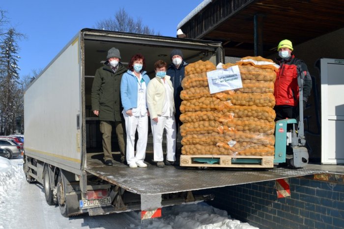Ilustračný obrázok k článku V ťažkej dobe sa zíde každá pomoc: Prešovská nemocnica dostala do daru tony zemiakov