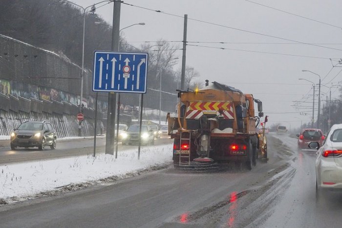 Ilustračný obrázok k článku Bratislavský kraj je opäť pod snehom: Hoci sú na cestách sypače, autá majú problémy