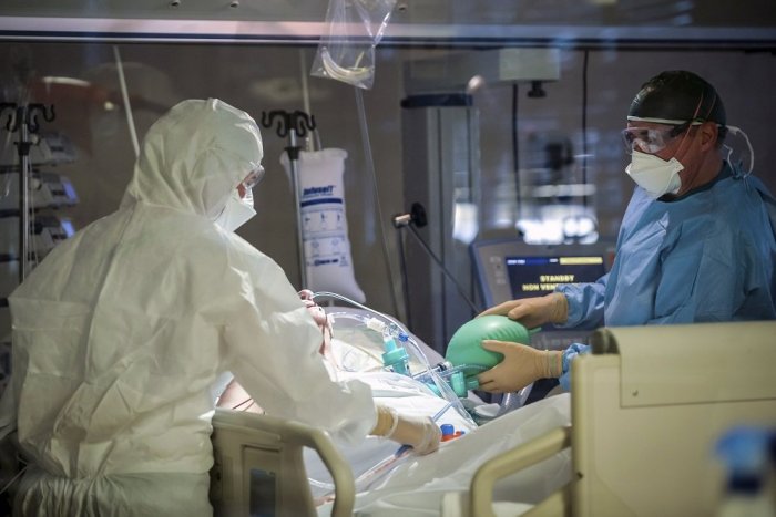 Ilustračný obrázok k článku Koronavírus: Počet hospitalizovaných ľudí po viacerých dňoch klesania opäť stúpol