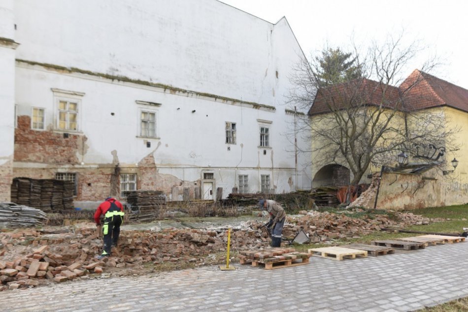 Ilustračný obrázok k článku Smutný pohľad na historické jadro Trnavy: Pri Arcibiskupskom paláci sa zrútil múr, FOTO