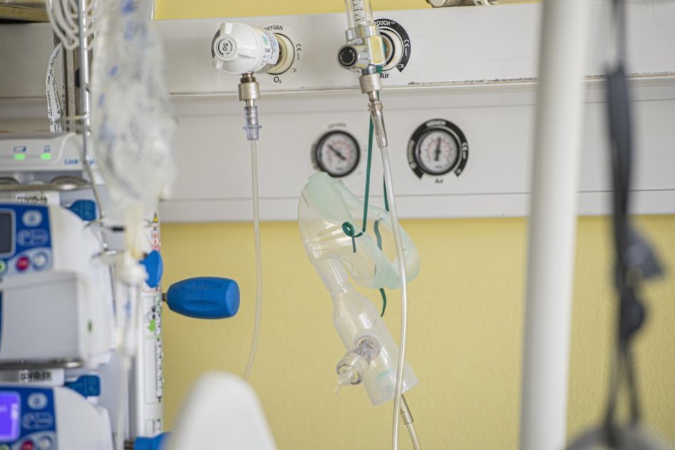 Ilustračný obrázok k článku V nemocnici leží vyše 100 pacientov s koronavírusom: Za 15tich dýchajú prístroje