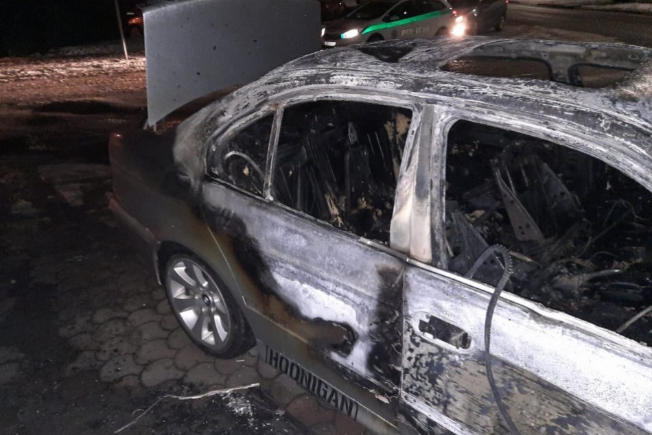 Ilustračný obrázok k článku V Zámkoch zhorelo auto: Pre nevyriešené spory ho mal podpáliť známy majiteľa, FOTO