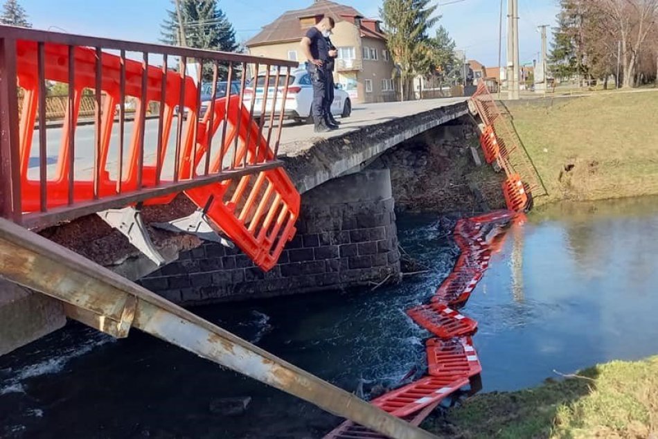 Ilustračný obrázok k článku Na moste v Partizánskom sa ODTRHLO zábradlie a spadlo do rieky, FOTO